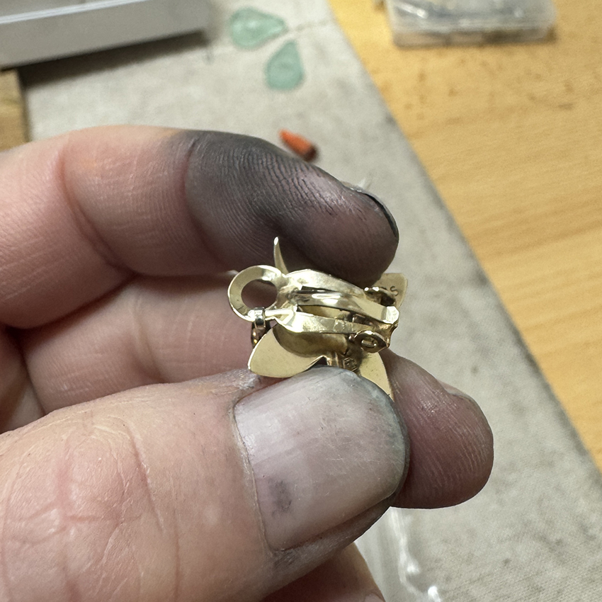 Bisakah Anda Mengubah Anting Clip-On menjadi Kalung? Perhiasan dalam Fokus